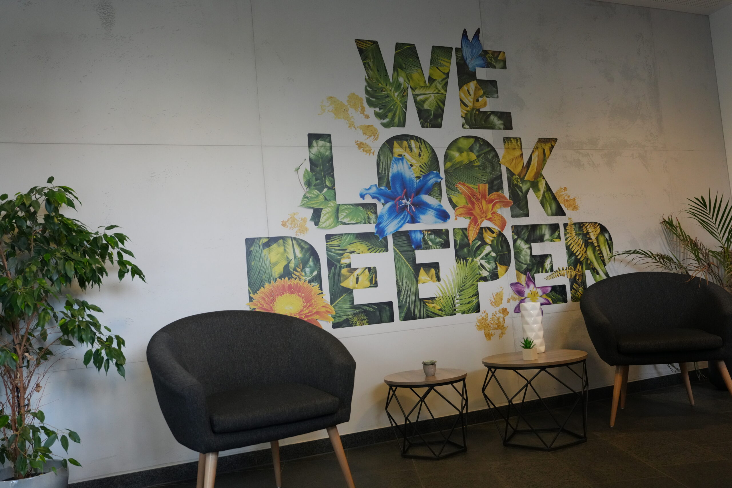 Logo op de wand